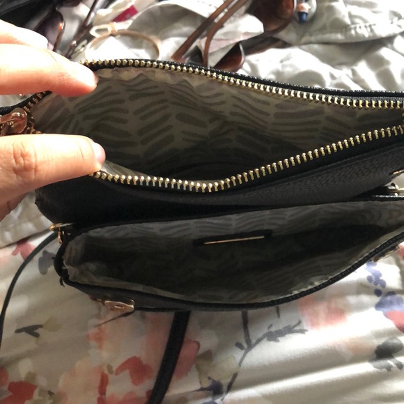 Black with golf chain cross body purse! - Picture 3 of 3